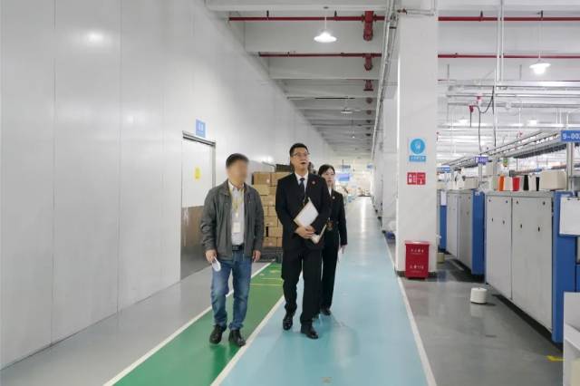 法官走访企业了解情况