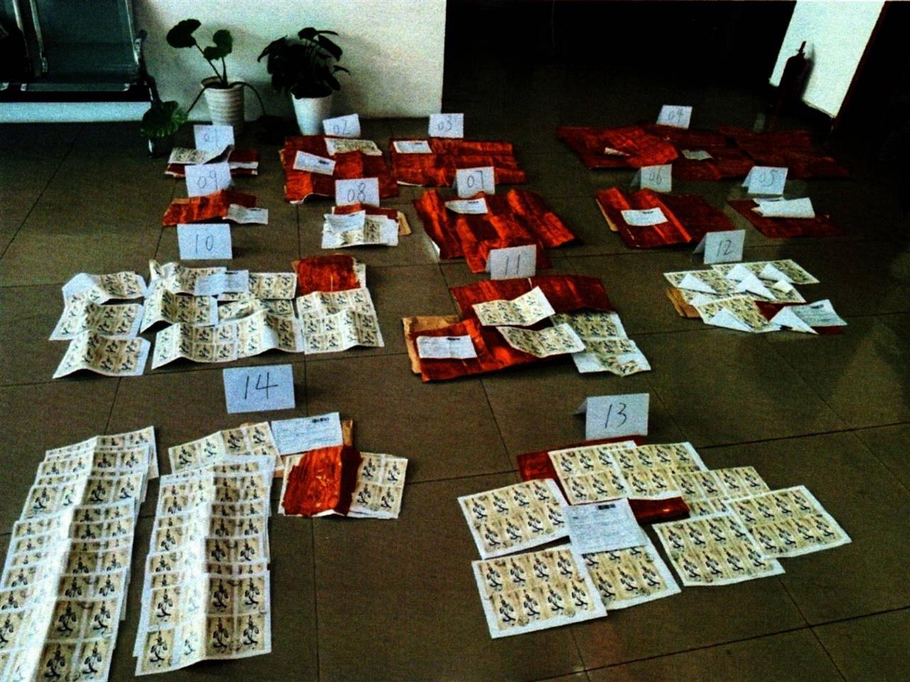 图为从包裹上剥离的假邮票1.jpg
